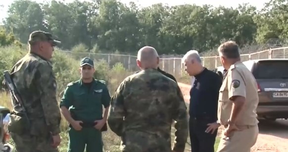 Двама министри на вътрешните работи и на отбраната посетиха днес